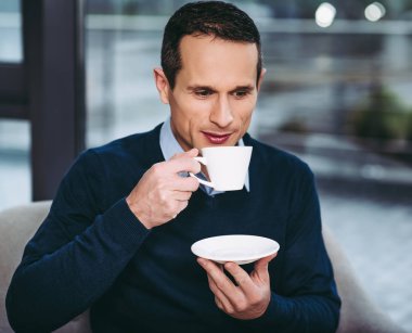 koltukta otururken kahve içme orta yetişkin adam portresi