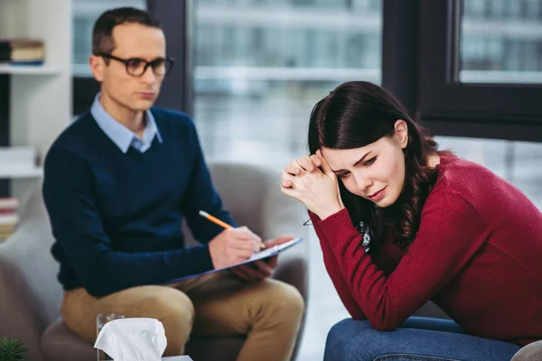 Psikolog Laki Laki Mendengarkan Pasien Perempuan Dan Membuat Catatan Papan — Stok Foto