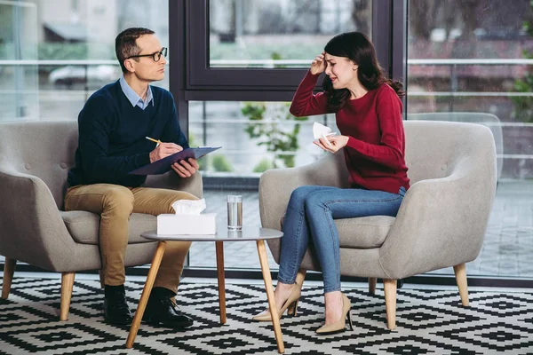 Huilende Vrouw Klagen Aan Mannelijke Psychotherapeut Kantoor Van Arts — Stockfoto