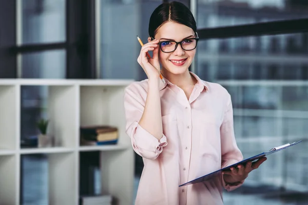 Sonriente Hermosa Mujer Negocios Usando Gafas Sujetando Portapapeles —  Fotos de Stock