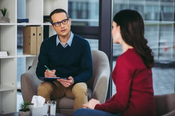 Mannelijke Psycholoog Luisteren Naar Vrouw Het Maken Van Aantekeningen Het — Stockfoto