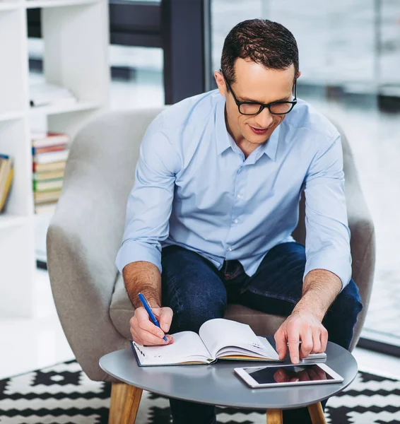 Homme Affaires Portant Des Lunettes Aide Une Tablette Numérique Prenant — Photo