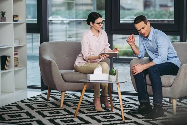 Psicóloga Hablando Con Empresario Molesto Sosteniendo Tableta Digital Oficina — Foto de Stock