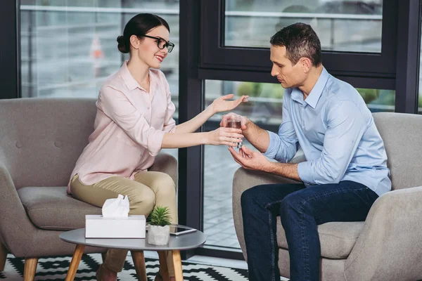 Sonriente Psicóloga Mujer Dando Empresario Vaso Agua Consultorio Médico — Foto de Stock