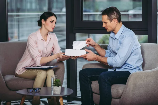 Vrouwelijke Psycholoog Geven Servet Verstoren Zakenman Het Kantoor Van Dokter — Stockfoto