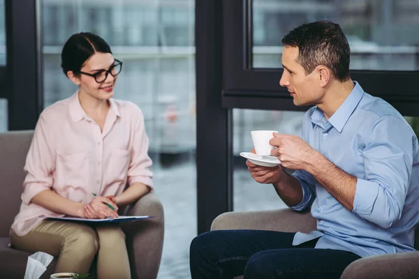 Man Koffie Drinken Luisteren Naar Aanbevelingen Van Vrouwelijke Arts — Stockfoto