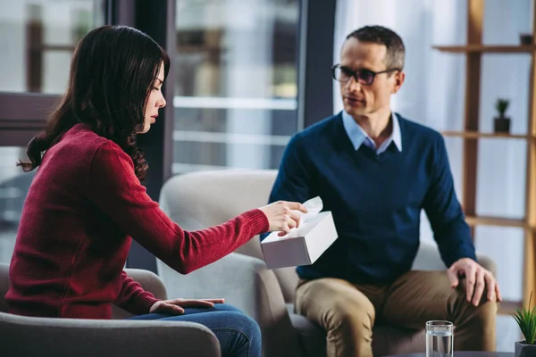 Mężczyzna Psycholog Dając Serwetka Zdenerwowany Kobieta Lekarza Pakietu Office — Zdjęcie stockowe