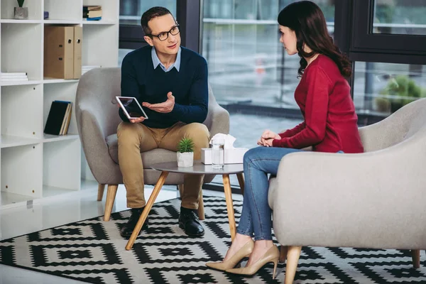 Hombre Negocios Hablando Mostrando Tableta Digital Mujer Negocios Oficina — Foto de Stock