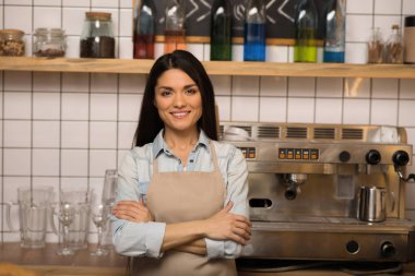 çapraz kolları kafede ayakta olan kafe sahibi gülümseyen portresi
