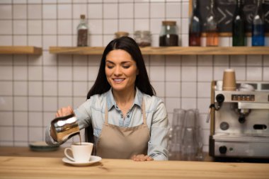 Espresso kahve fincan içine dökme hazırlanıyor garson gülümseyerek portresi