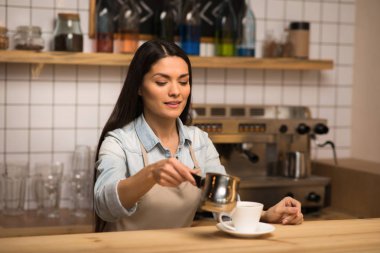 Barista kahve süt dökme portresi
