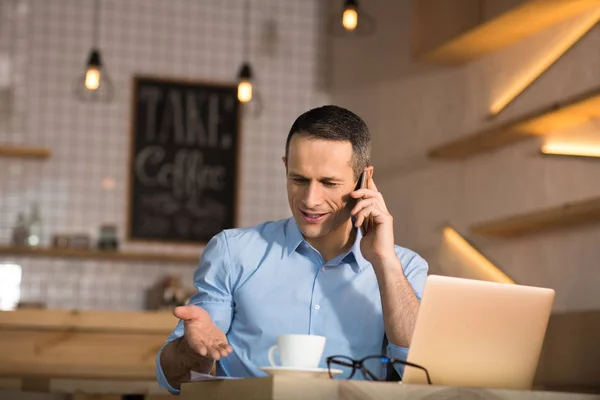 Перший Бізнесмен Сидить Кафе Розмовляє Смартфоні — стокове фото