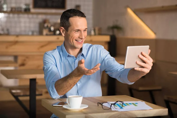 Homme Affaires Souriant Utilisant Une Tablette Numérique Dans Café Ayant — Photo