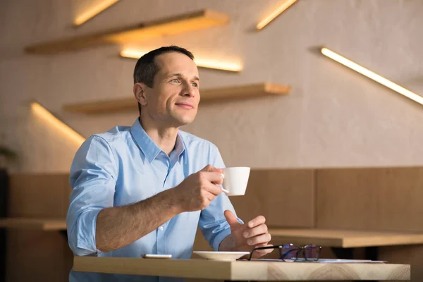 Sourire Homme Affaires Réfléchi Faisant Une Pause Buvant Café Dans — Photo