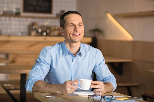 Homme Affaires Souriant Réfléchi Prenant Une Pause Buvant Café Dans — Photo