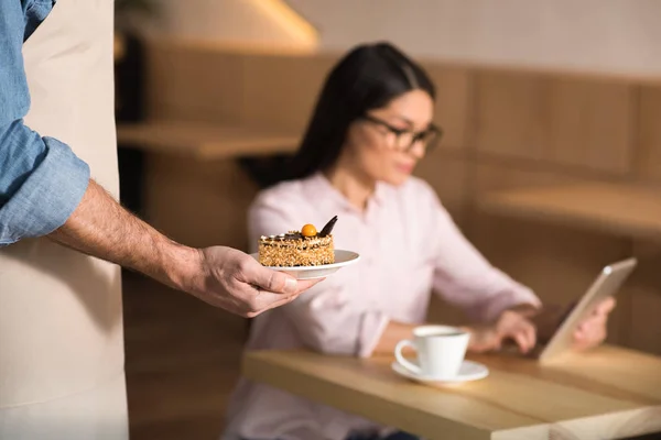 Cameriere Che Serve Torta Donna Affari Utilizzando Tablet Digitale Caffè — Foto Stock