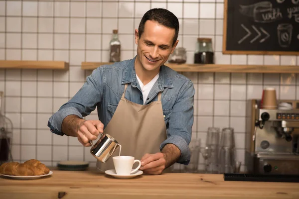 Portrait Barista Souriant Versant Lait Dans Café — Photo