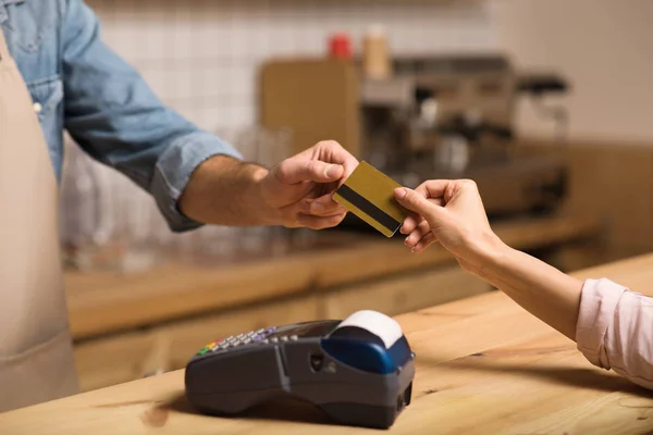 Recortado Cliente Pagando Con Tarjeta Crédito Con Terminal Pago Cafetería —  Fotos de Stock