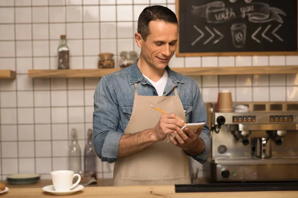 Serveur Souriant Confiant Prendre Des Notes Tout Travaillant Dans Café — Photo