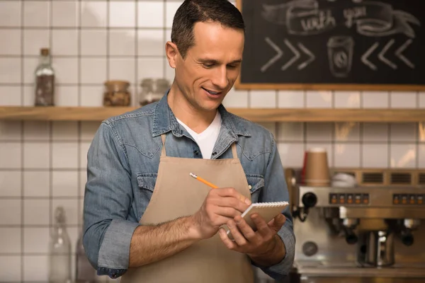 Πορτρέτο Του Χαμογελώντας Σερβιτόρος Σημειώσεις Κατά Την Εργασία Καφετέρια — Φωτογραφία Αρχείου