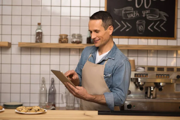 Vue Latérale Jeune Serveur Utilisant Une Tablette Numérique Dans Café — Photo