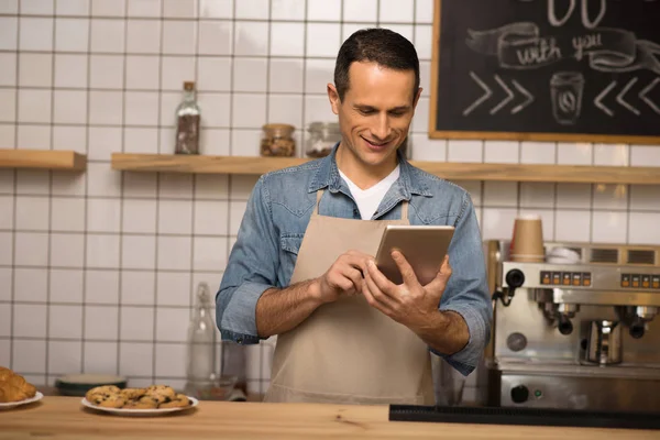 Πορτρέτο Του Χαμογελώντας Barista Χρησιμοποιώντας Ψηφιακό Tablet Καφετέρια — Φωτογραφία Αρχείου