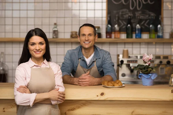 Portrait Serveuse Aux Bras Croisés Debout Avec Barista Dans Café — Photo