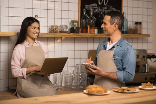 Jovem Casal Proprietários Café Usando Laptop Sorrindo Uns Aos Outros — Fotografia de Stock