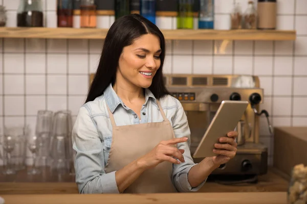 Πορτρέτο Του Χαμογελώντας Barista Χρησιμοποιώντας Ψηφιακό Tablet Καφετέρια — Φωτογραφία Αρχείου