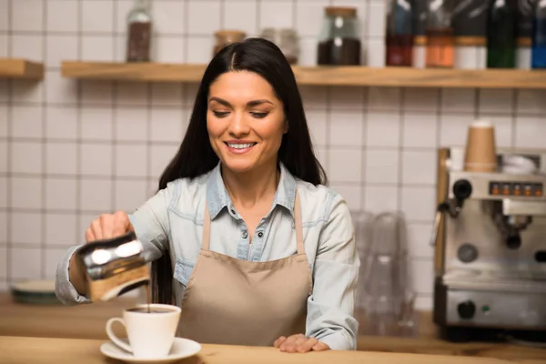 Όμορφη Barista Έκχυση Καφέ Στο Φλυτζάνι — Φωτογραφία Αρχείου