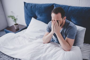 Sabahları uyanmak çalışan yorgun beyaz adam