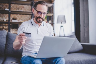 online kredi kartı ile alışveriş ve dizüstü evde kullanma sakallı adam