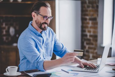 online kredi kartı ile alışveriş ve dizüstü evde kullanma işadamı