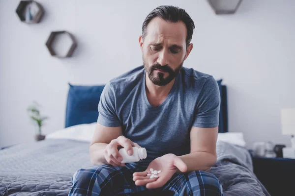 Caucásico Hombre Derramando Pastillas Contenedor Mano Sentado Cama — Foto de Stock