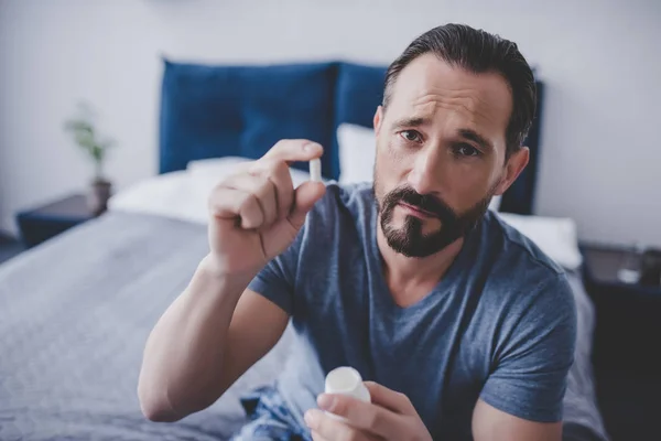 Hombre Adulto Medio Sosteniendo Píldora Mano Sentado Cama Mirando Cámara — Foto de Stock