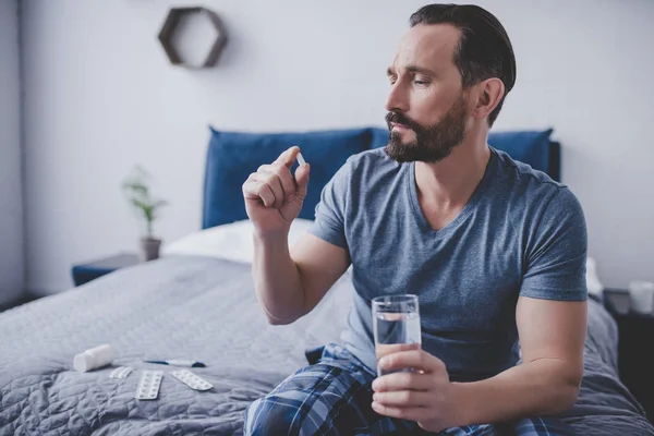 Caucásico Hombre Celebración Píldora Vaso Agua Sentado Cama — Foto de Stock