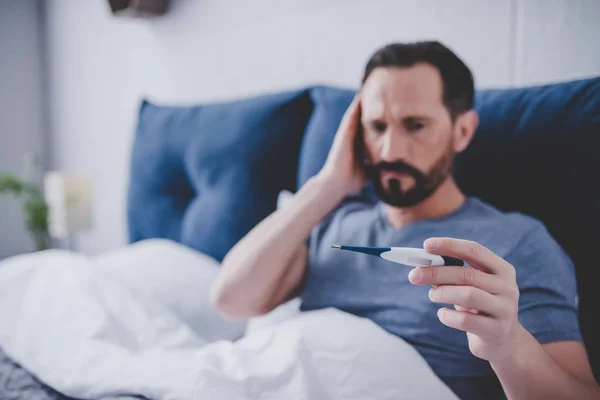 Retrato Del Hombre Enfermo Mirando Termómetro Acostado Cama Casa —  Fotos de Stock