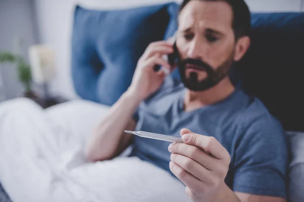 Retrato Del Hombre Enfermo Sosteniendo Termómetro Llamando Médico Mientras Está — Foto de Stock