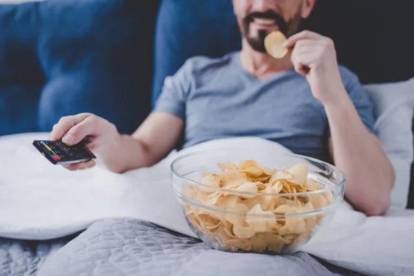 Imagen Recortada Hombre Sonriente Viendo Televisión Comiendo Patatas Fritas Mientras — Foto de Stock