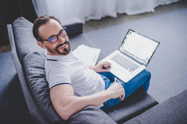 Vue Arrière Homme Barbu Portant Des Lunettes Travaillant Sur Ordinateur — Photo