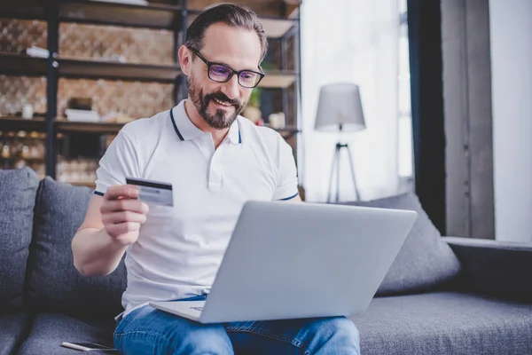 online kredi kartı ile alışveriş ve dizüstü evde kullanma sakallı adam