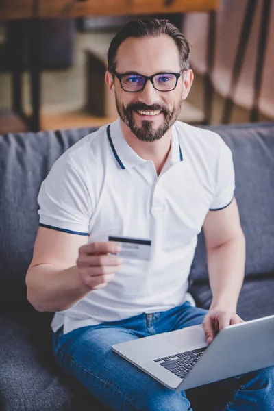 Homem Barbudo Compras Line Com Cartão Crédito Usando Laptop Casa — Fotografia de Stock