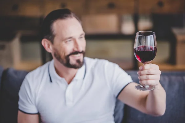 Ritratto Uomo Sorridente Seduto Sul Divano Che Regge Bicchiere Vino — Foto Stock