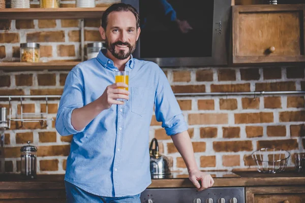 Sorridente Uomo Adulto Che Tiene Succo Orabge Cucina — Foto Stock