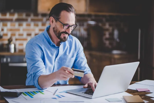 Businessman Shopping Online Credit Card Using Laptop Home — Stock Photo, Image