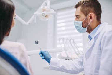 x-ışını modern kliniğinde hastaya gösterilen diş hekimi portresi