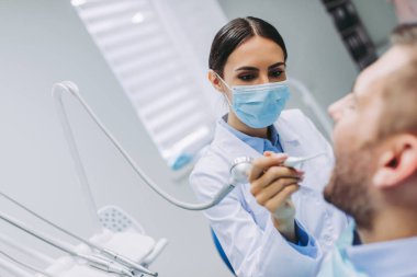 modern diş kliniği hasta diş tedavi diş hekimi portresi