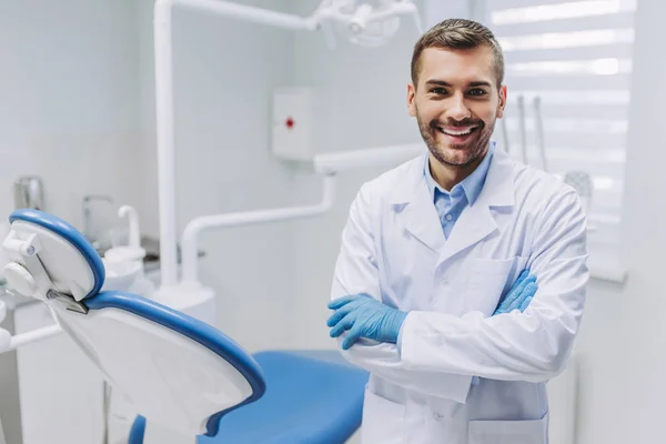 Doctor Medische Handschoenen Glimlachend Met Gekruiste Handen Kijken Naar Camera — Stockfoto