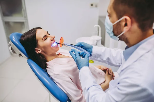 Portret Męski Dentysta Dokonywanie Procedury Stomatologiczne Pacjenta Pomocą Lampy Nowoczesny — Zdjęcie stockowe