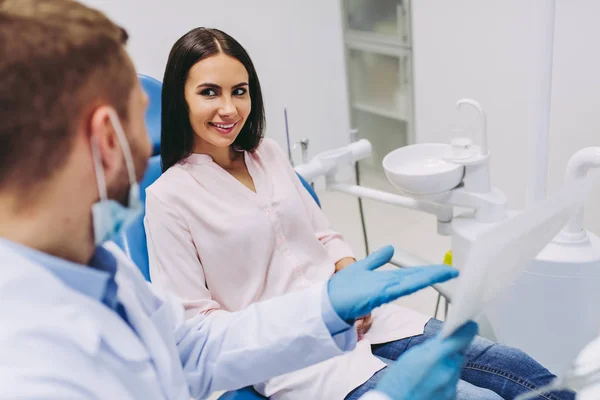 Młody Pacjent Rozmawia Dentysta Ogląda Rtg Nowoczesnej Kliniki — Zdjęcie stockowe